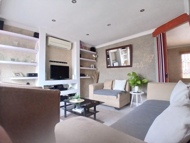 Townhouse For Sale in Ormonde - Photo 5