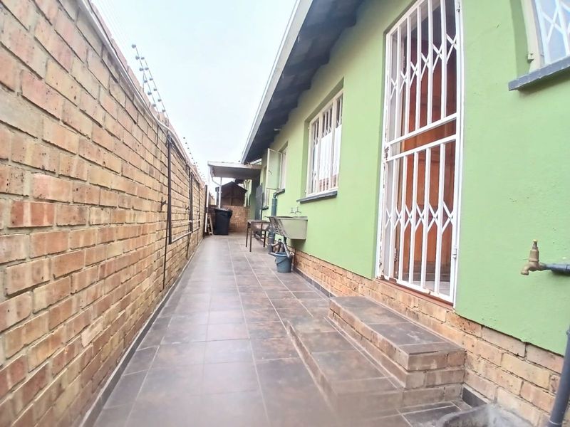 Townhouse For Sale in Ormonde - Photo 2