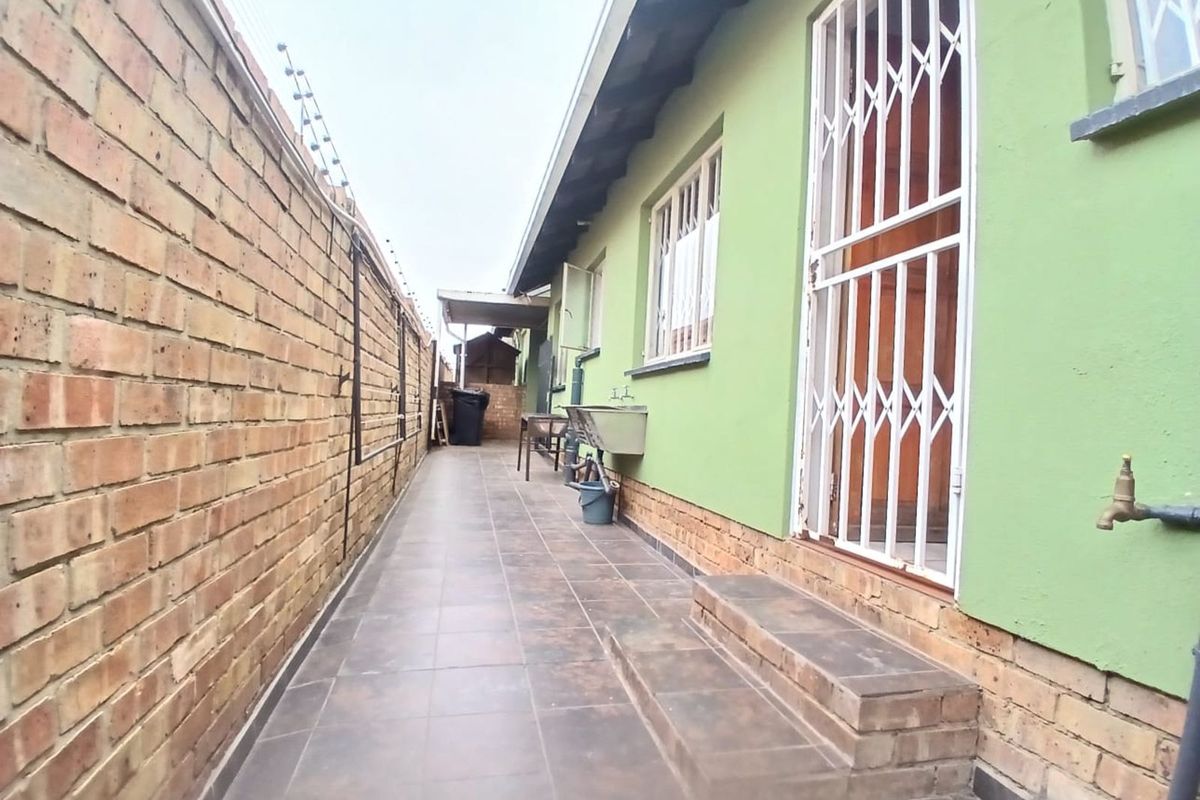 Townhouse For Sale in Ormonde - Photo 2