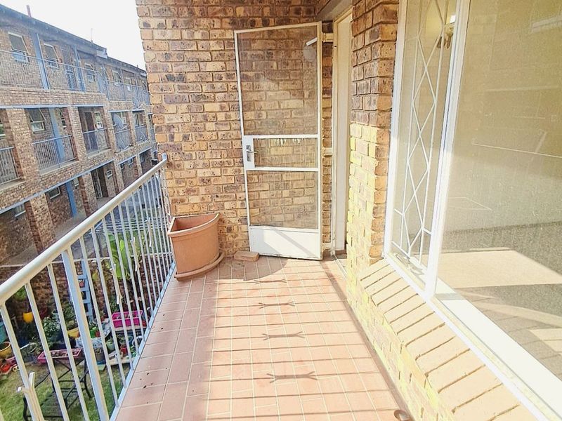 House For Sale in Robindale - Photo 6