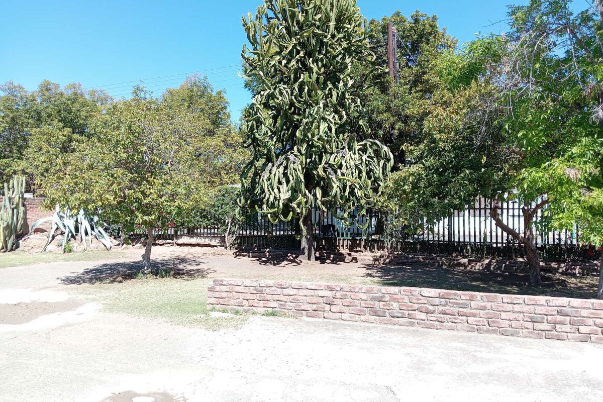 Guest House For Sale in Graaff-Reinet Central - Photo 4