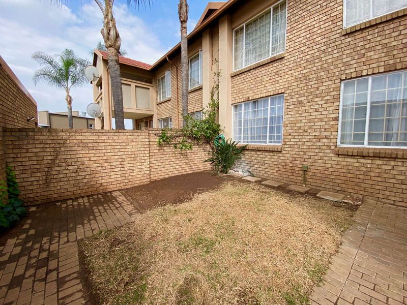 Townhouse For Sale in Amberfield - Photo 2