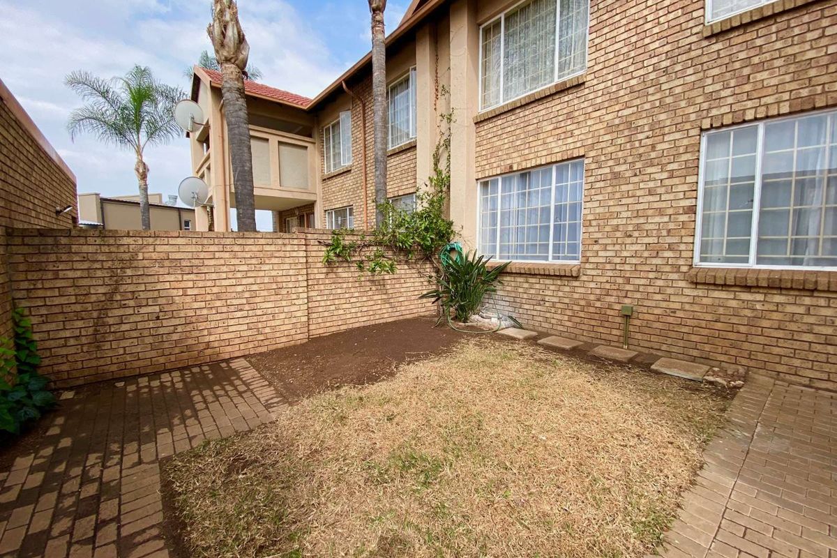 Townhouse For Sale in Amberfield - Photo 2