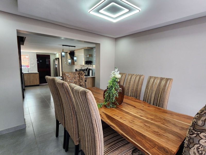 Townhouse For Sale in Bendor Ext 17 - Photo 4