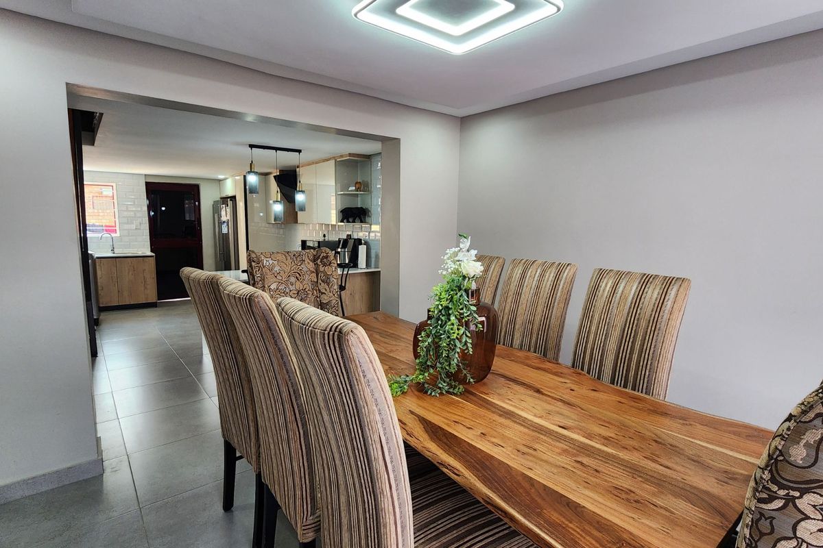 Townhouse For Sale in Bendor Ext 17 - Photo 4