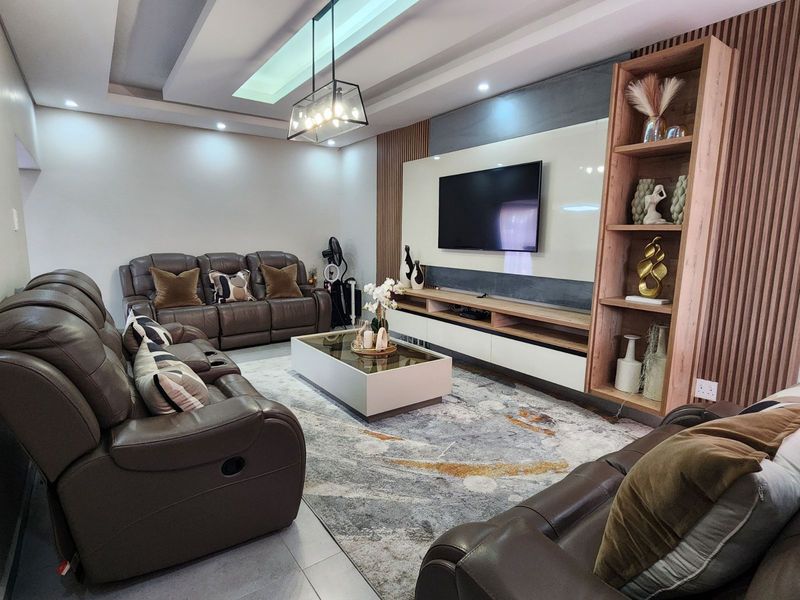 Townhouse For Sale in Bendor Ext 17 - Photo 3