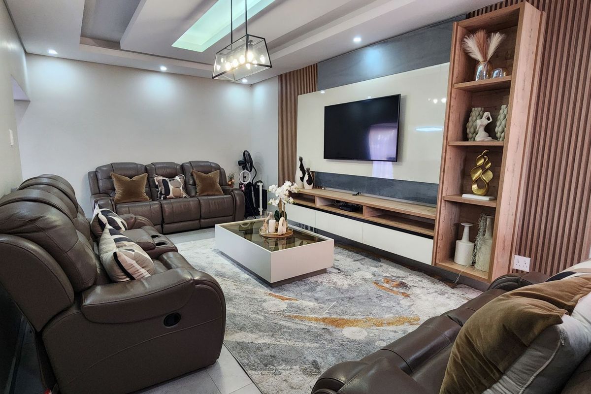 Townhouse For Sale in Bendor Ext 17 - Photo 3