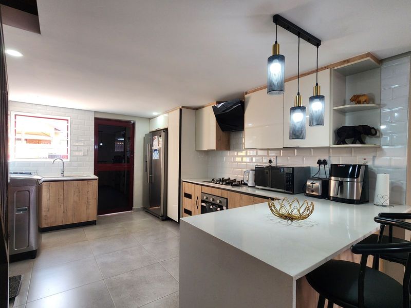 Townhouse For Sale in Bendor Ext 17 - Photo 5