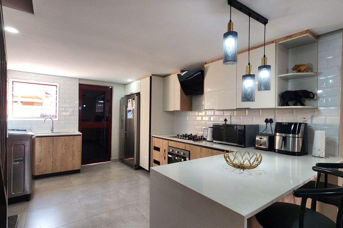 Townhouse For Sale in Bendor Ext 17 - Photo 5