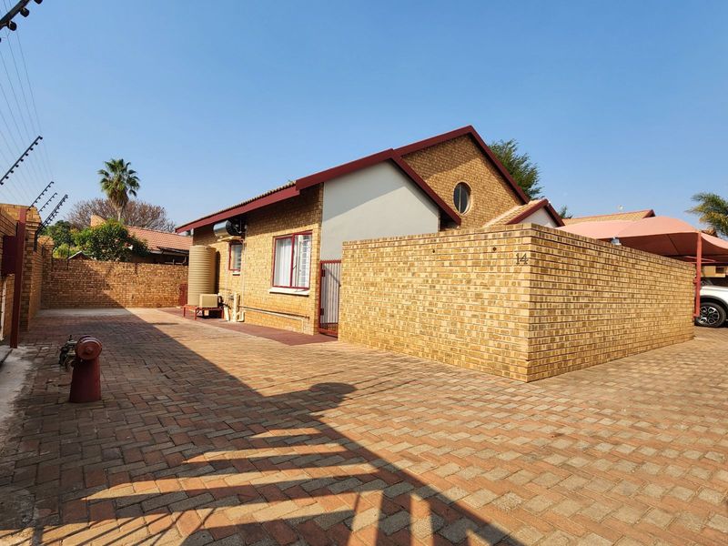 Townhouse For Sale in Bendor Ext 17 - Photo 2