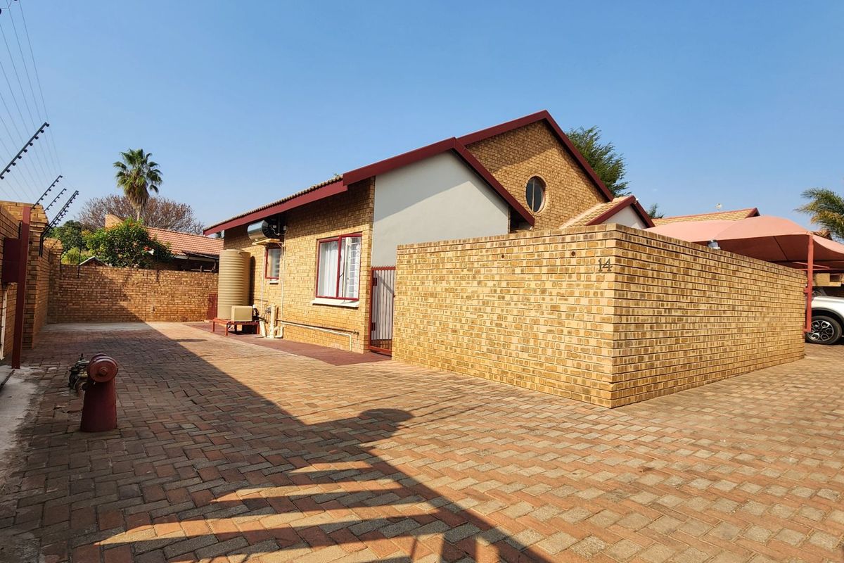 Townhouse For Sale in Bendor Ext 17 - Photo 2