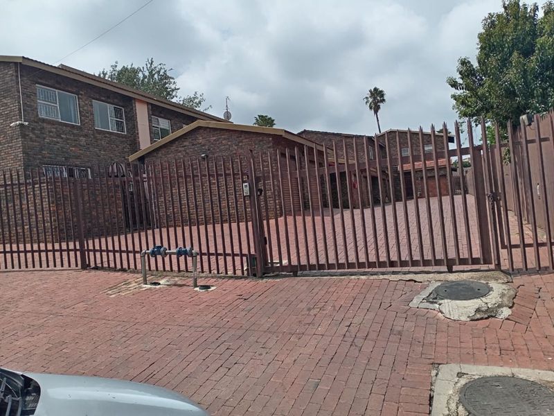 Townhouse For Sale in Florida - Photo 2