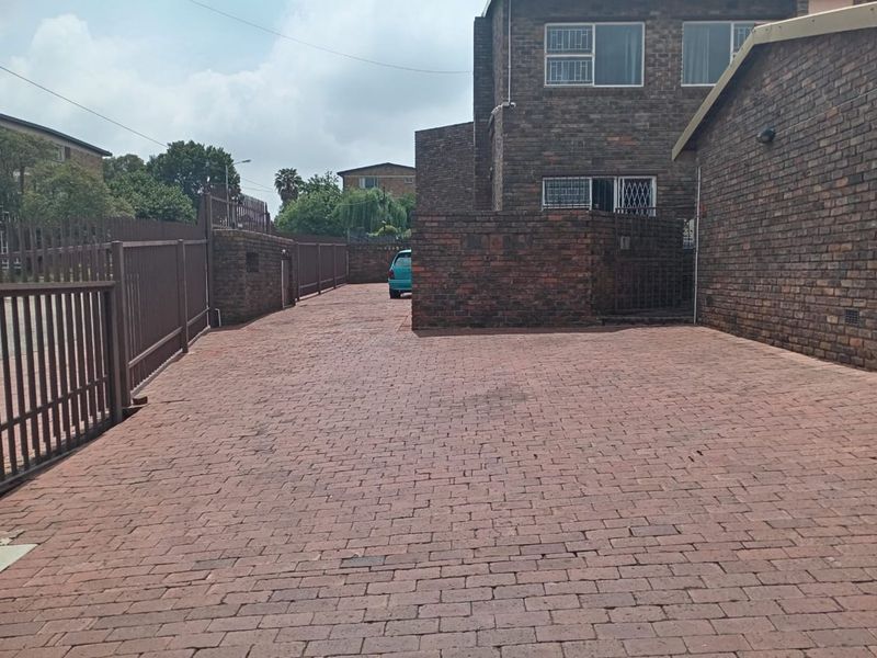 Townhouse For Sale in Florida - Photo 3