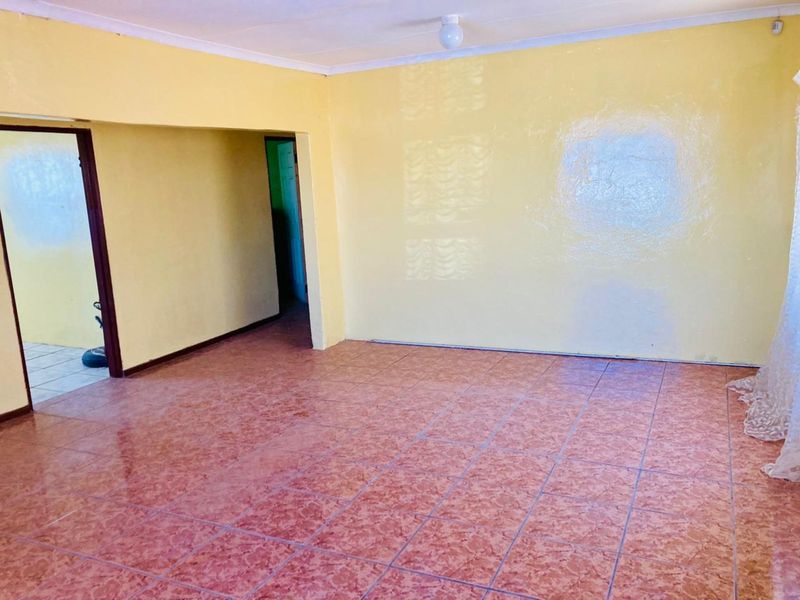 House For Sale in Zwide - Photo 4