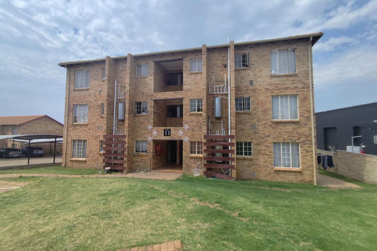 Apartment For Sale in Northgate - Photo 2