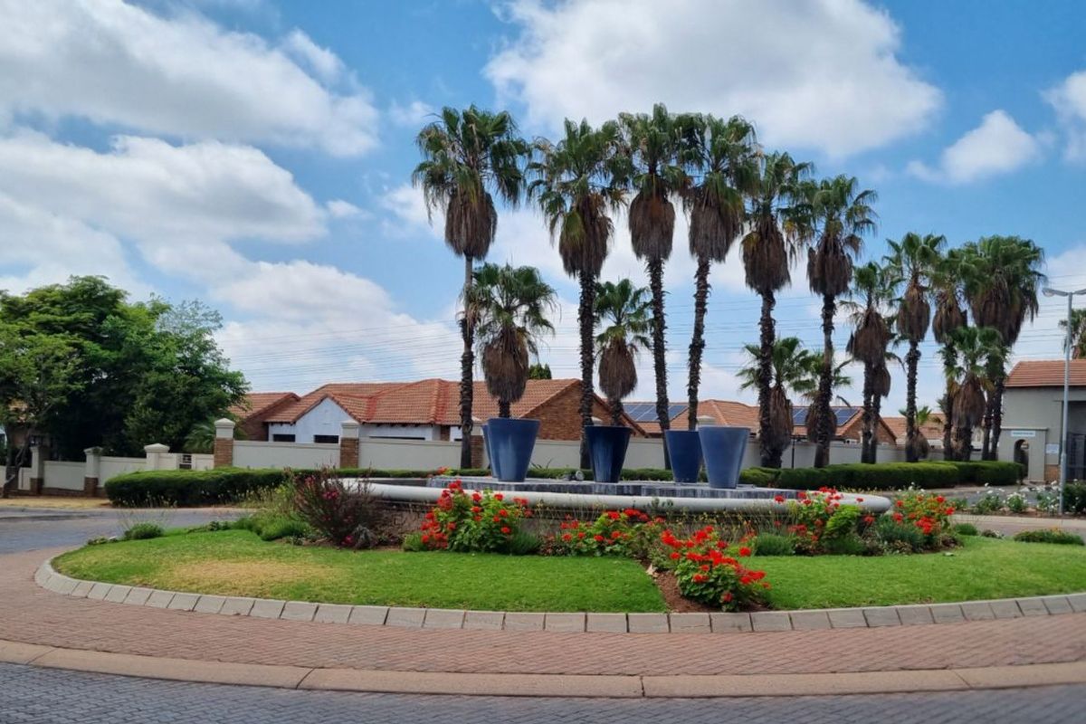 Townhouse For Sale in Sagewood - Photo 3