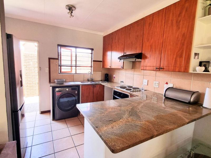 Townhouse For Sale in Sagewood - Photo 4