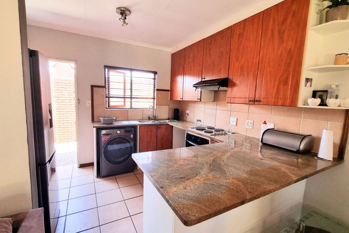 Townhouse For Sale in Sagewood - Photo 4