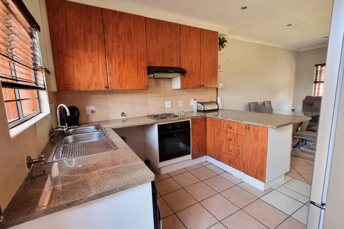 Townhouse For Sale in Sagewood - Photo 2