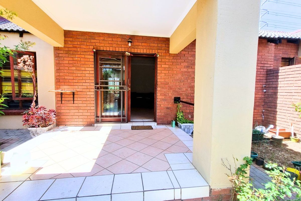 Townhouse For Sale in Sagewood - Photo 5