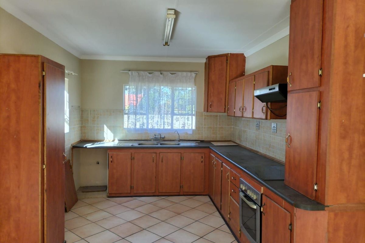 Townhouse For Sale in Orkney Park - Photo 5