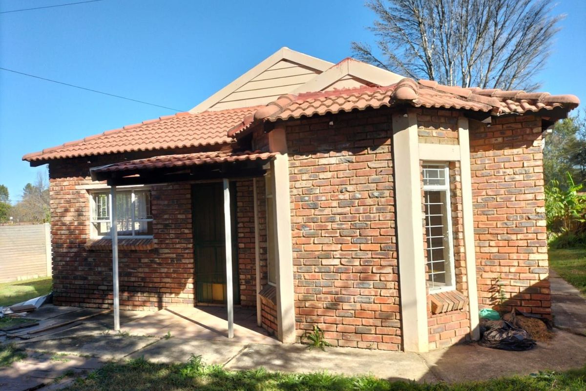 Townhouse For Sale in Orkney Park - Photo 2