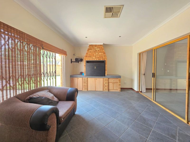 House For Sale in Roylglen Gardens - Photo 5