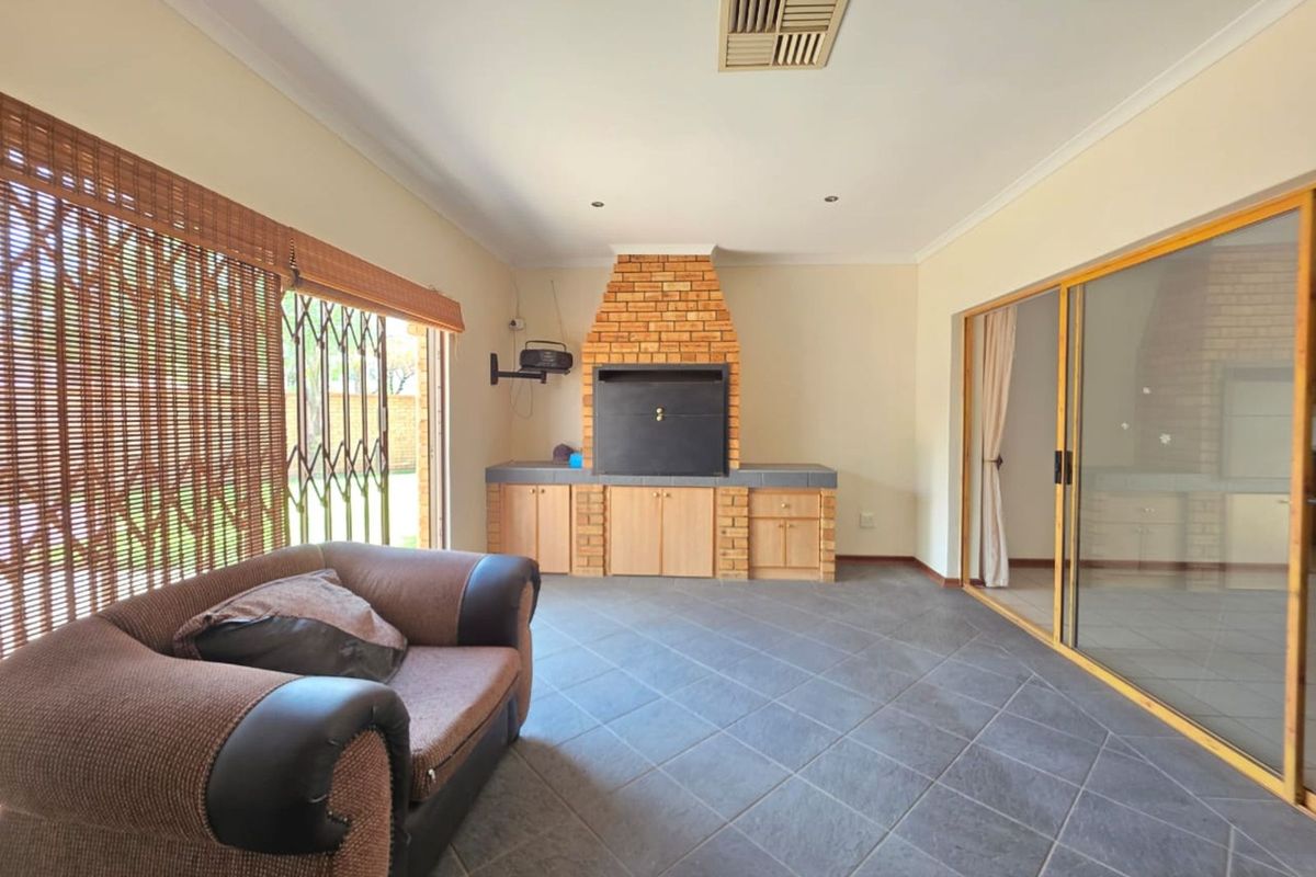 House For Sale in Roylglen Gardens - Photo 5