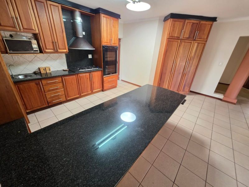 House For Sale in Roylglen Gardens - Photo 10