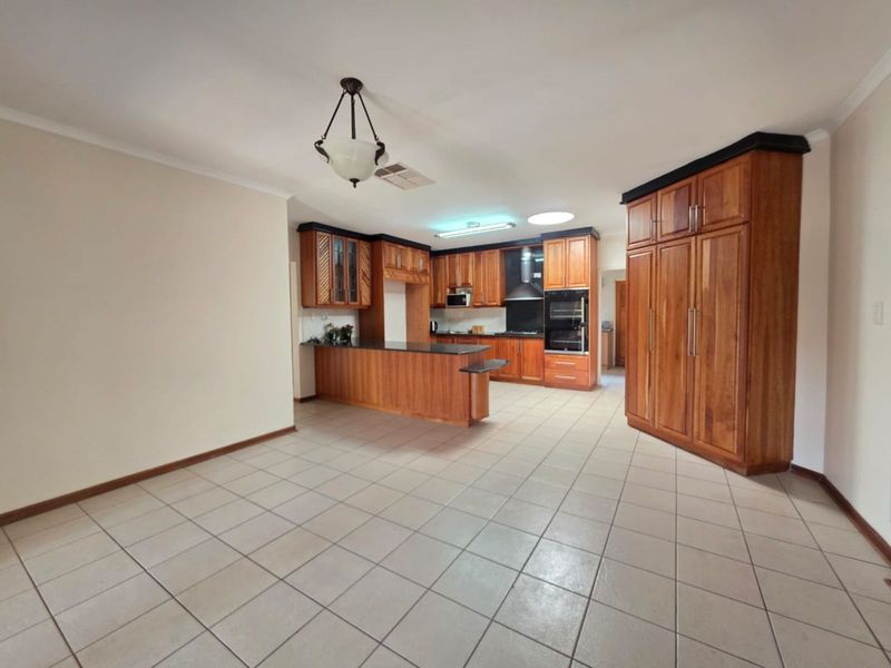 House For Sale in Roylglen Gardens - Photo 8