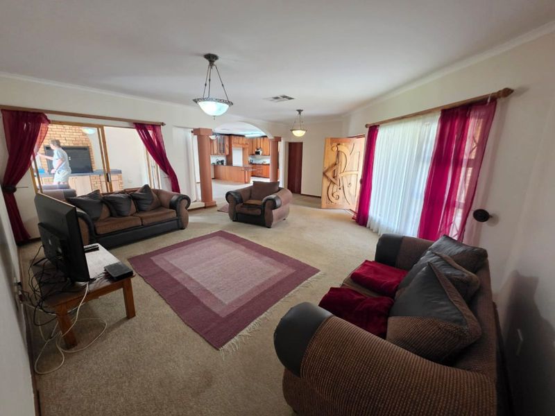 House For Sale in Roylglen Gardens - Photo 2