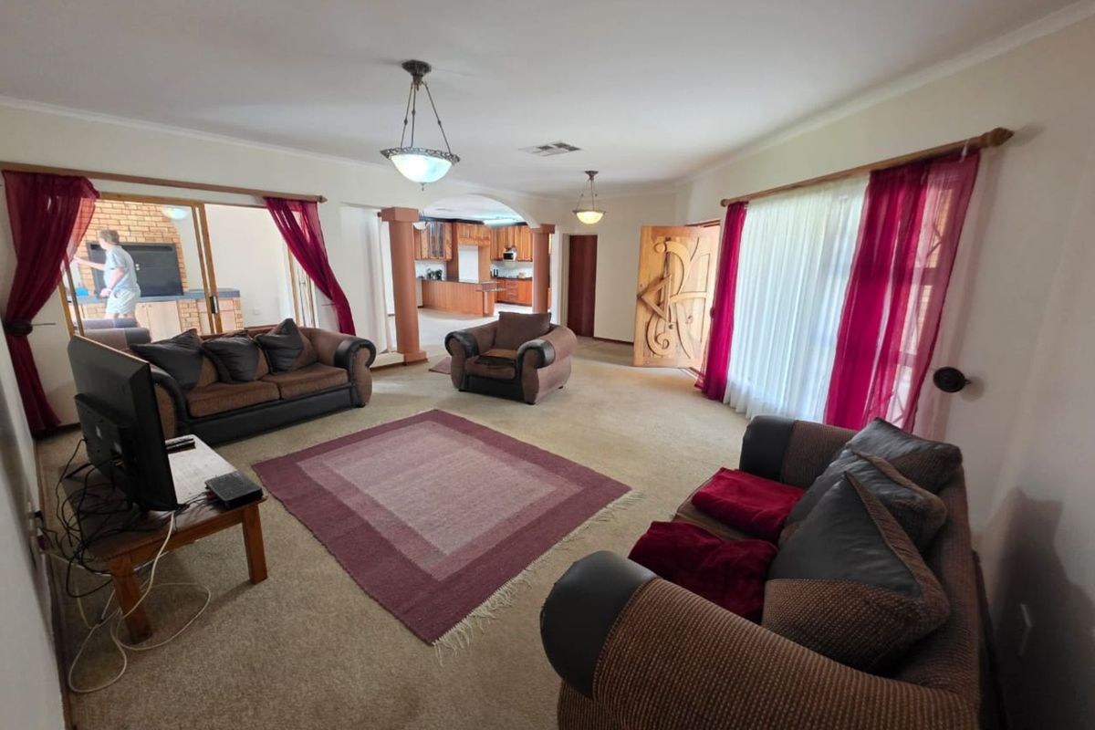 House For Sale in Roylglen Gardens - Photo 2