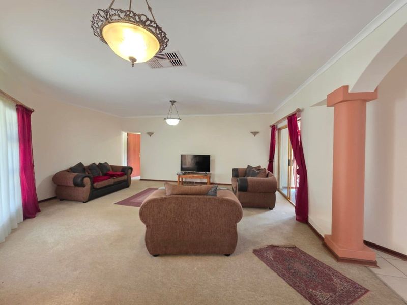 House For Sale in Roylglen Gardens - Photo 3