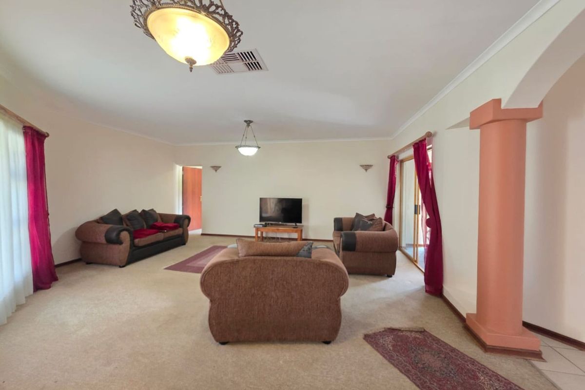 House For Sale in Roylglen Gardens - Photo 3