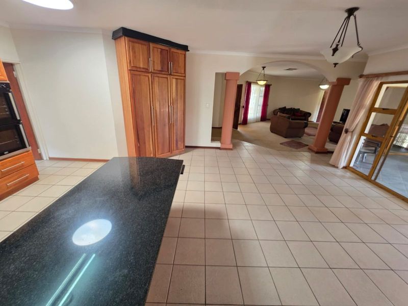 House For Sale in Roylglen Gardens - Photo 6