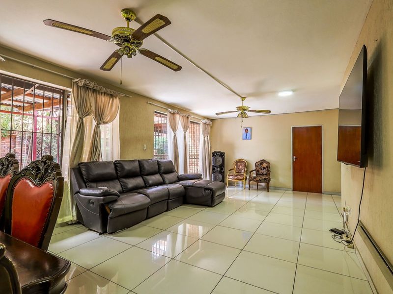 Townhouse For Sale in Hatfield - Photo 4