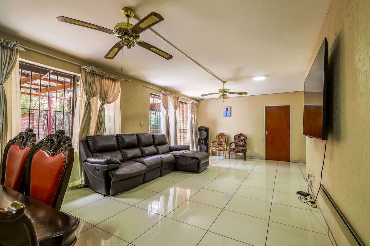 Townhouse For Sale in Hatfield - Photo 4