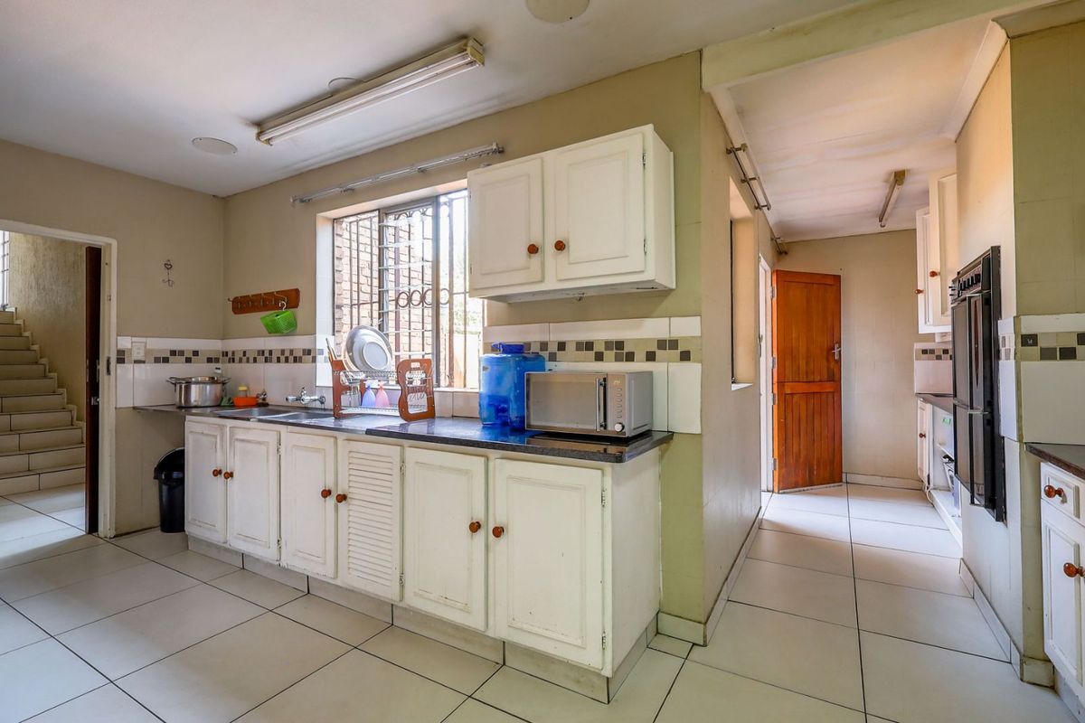 Townhouse For Sale in Hatfield - Photo 3