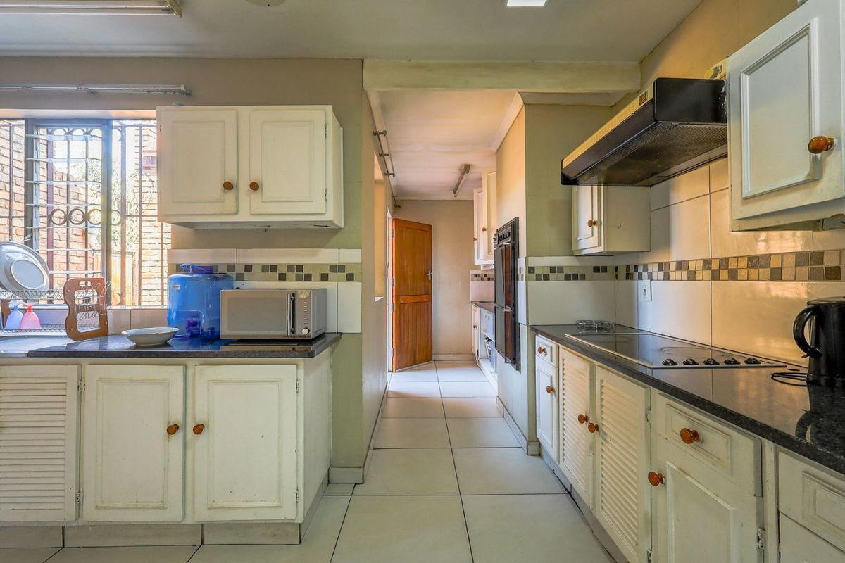 Townhouse For Sale in Hatfield - Photo 2