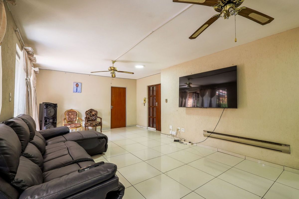 Townhouse For Sale in Hatfield - Photo 5