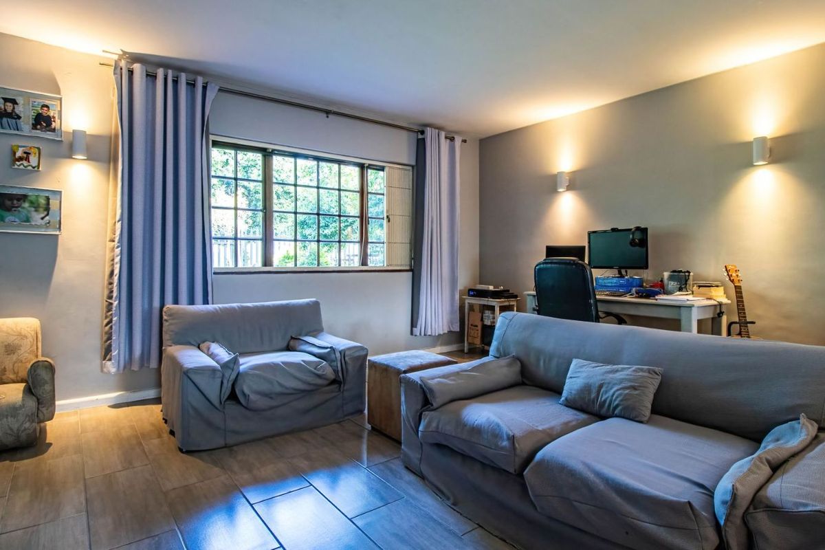 Townhouse For Sale in Montclair - Photo 2