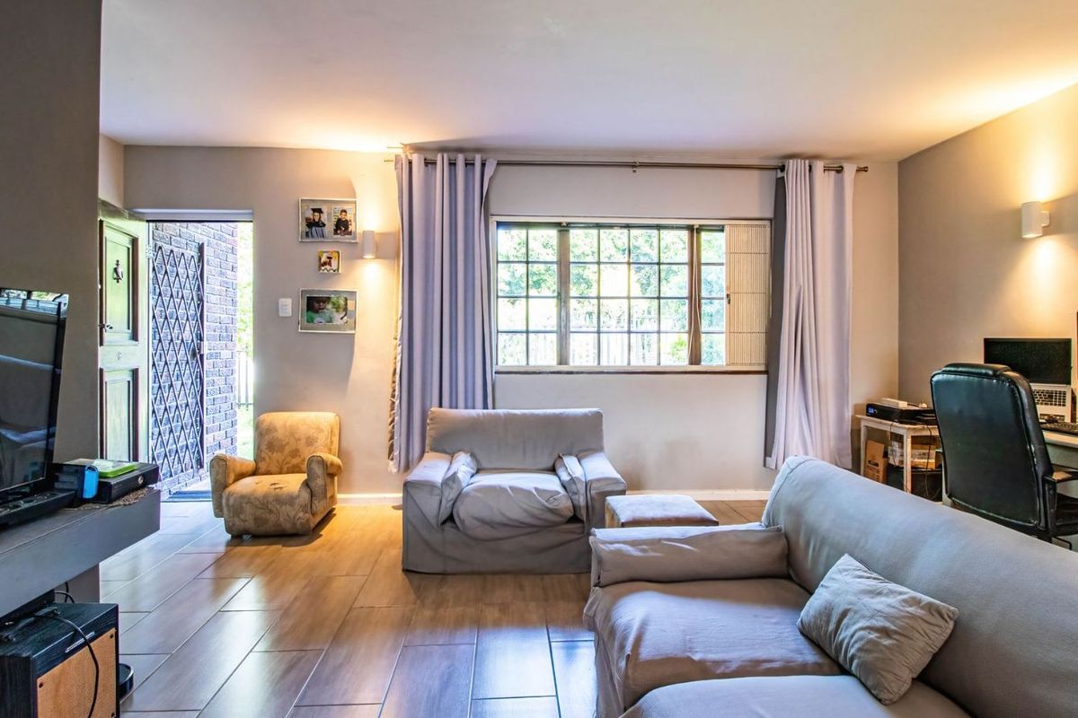 Townhouse For Sale in Montclair - Photo 5