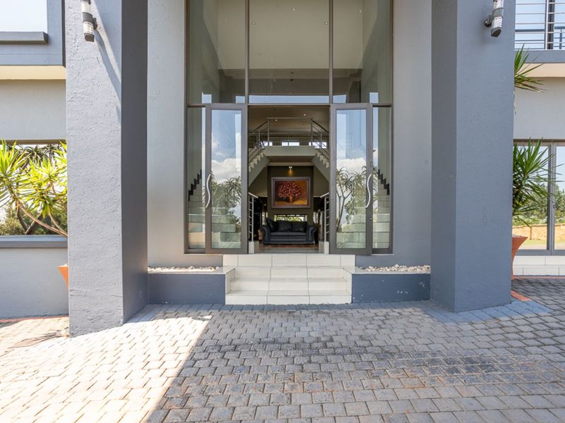 House For Sale in Mooikloof - Photo 2