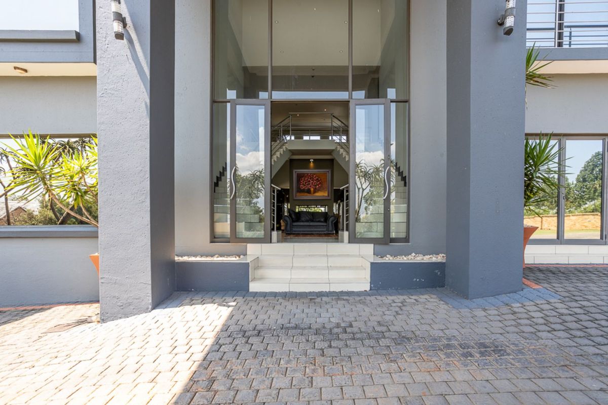 House For Sale in Mooikloof - Photo 2