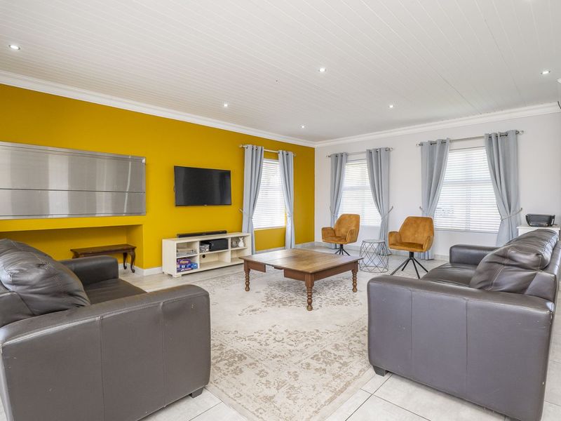 House For Sale in Mount Royal Golf Estate - Photo 2