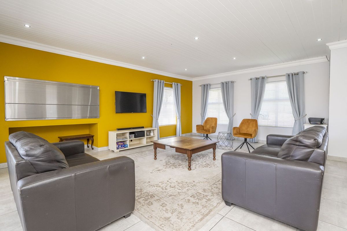 House For Sale in Mount Royal Golf Estate - Photo 2