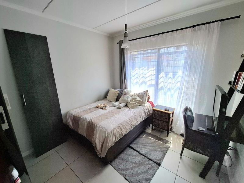 Apartment For Sale in Olivedale - Photo 8