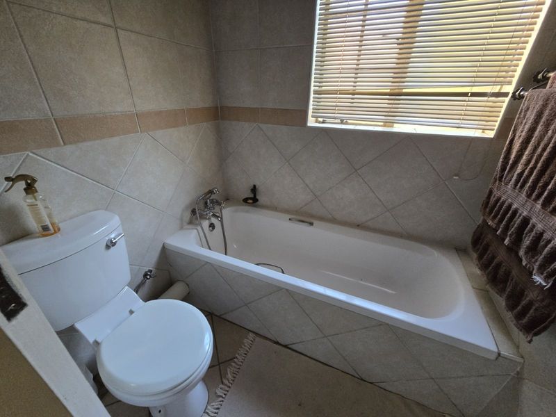 Townhouse For Sale in Equestria - Photo 8