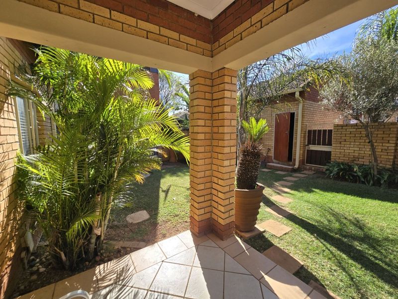 Townhouse For Sale in Equestria - Photo 3