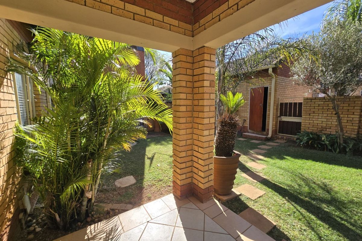 Townhouse For Sale in Equestria - Photo 3